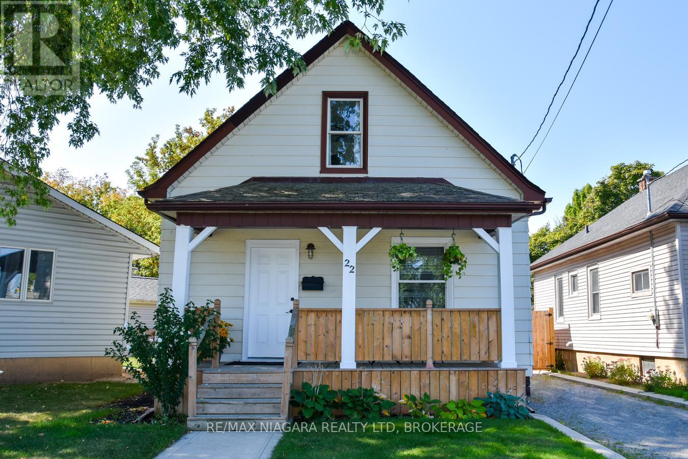 22 Bertram St, St. Catharines, ON L2R 1A8