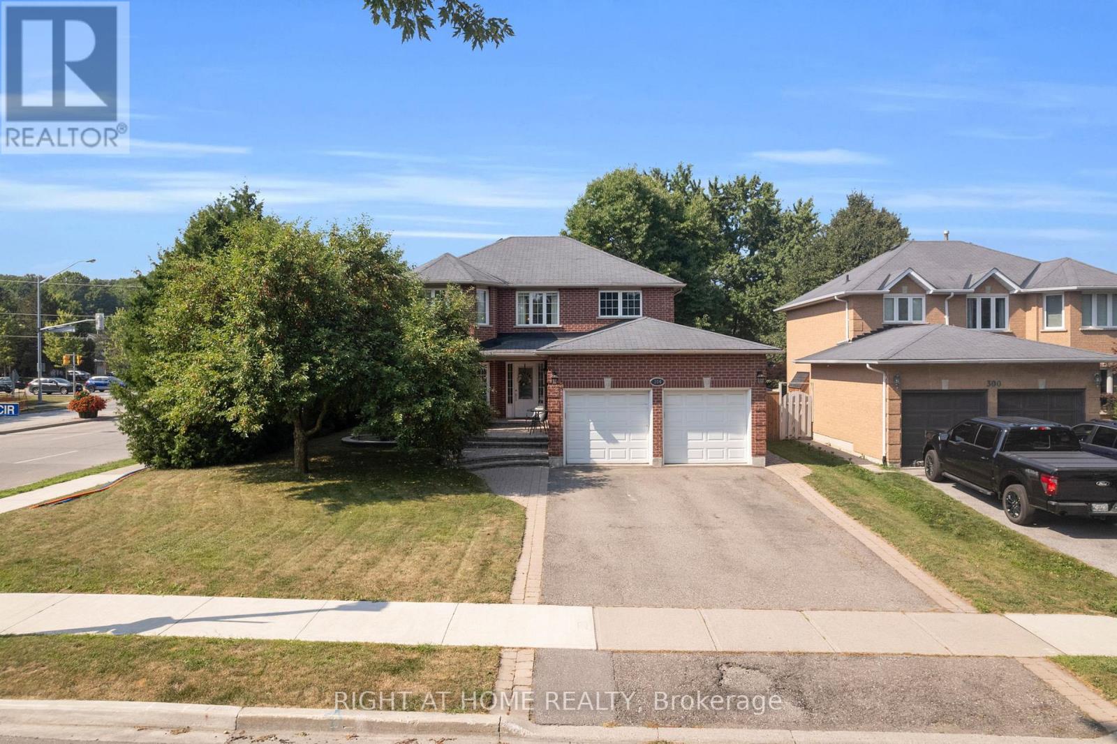 304 Rhodes Cir, Newmarket, ON L3X 1V4