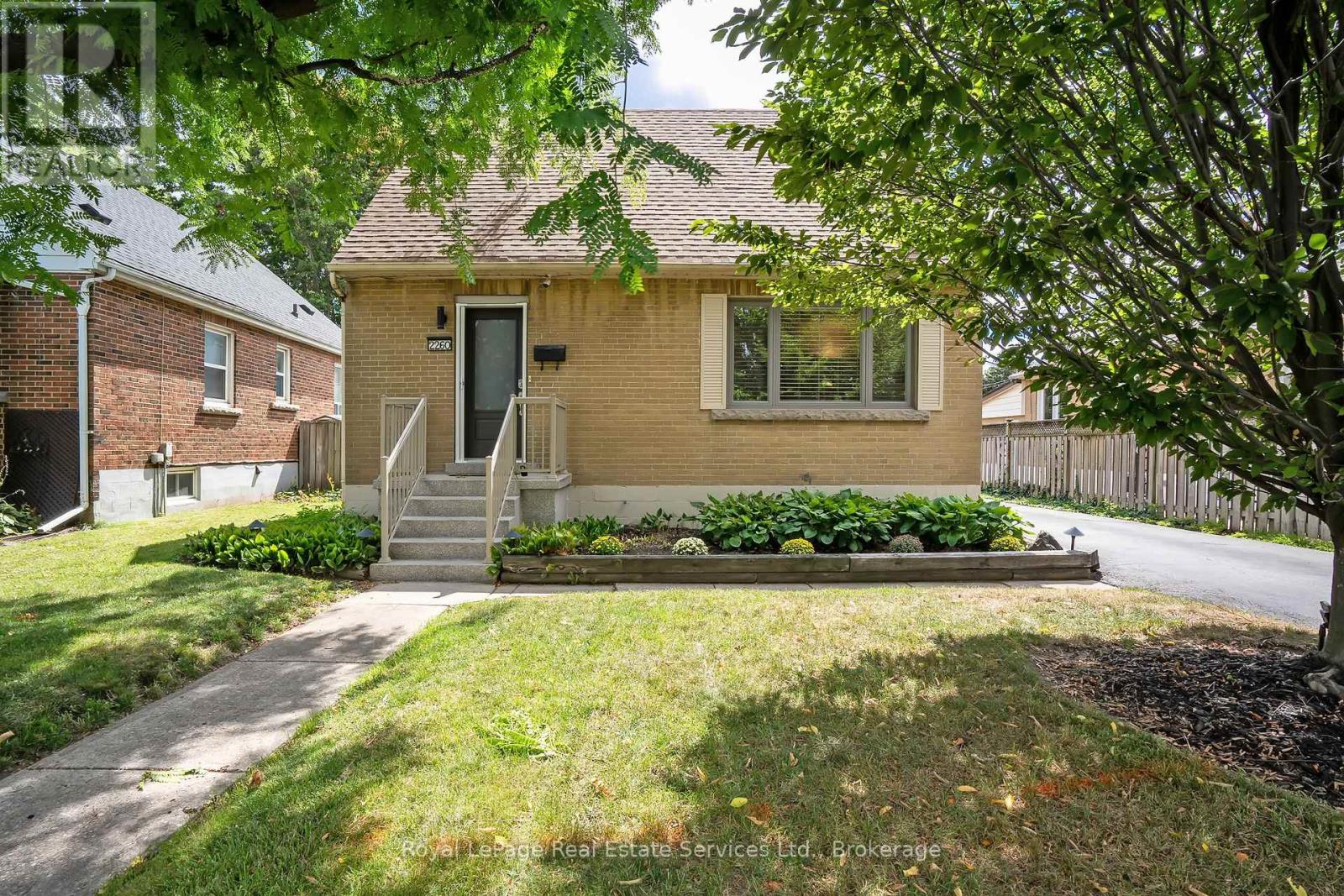 2260 New St, Burlington, ON L7R 1J3