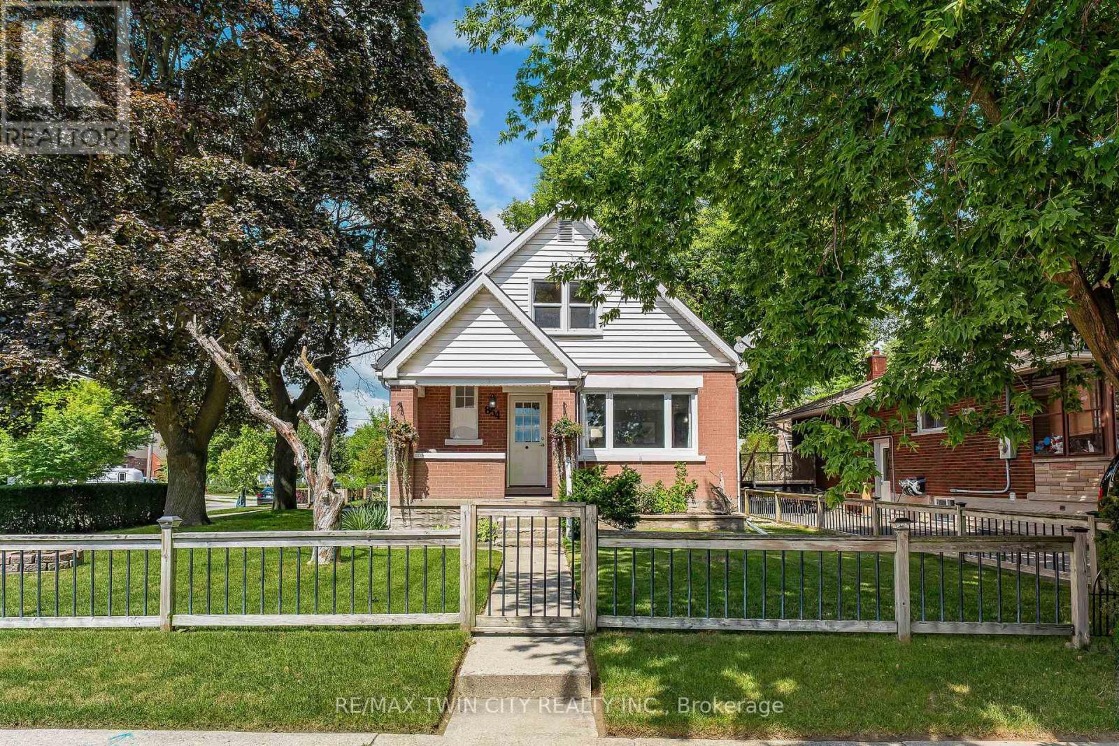 854 Guelph St, Kitchener, ON N2H 5Z5