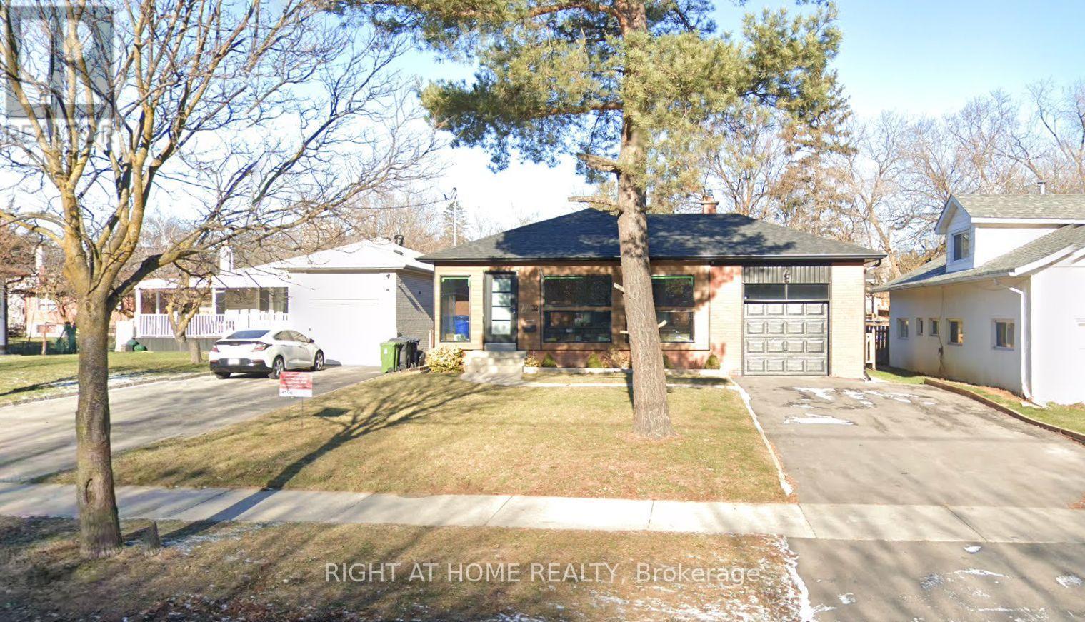 32 Connaught Ave, Toronto, ON M2M 1G6