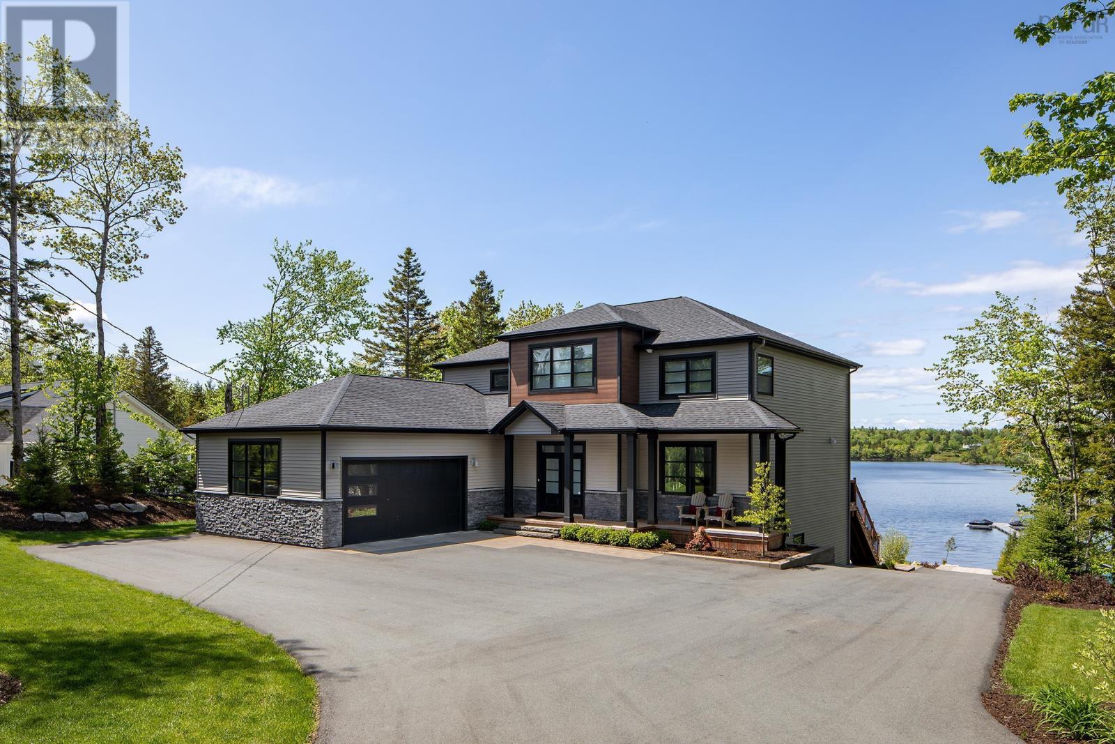 692 Mccabe Lake Dr, Middle Sackville, NS B4E 0N6