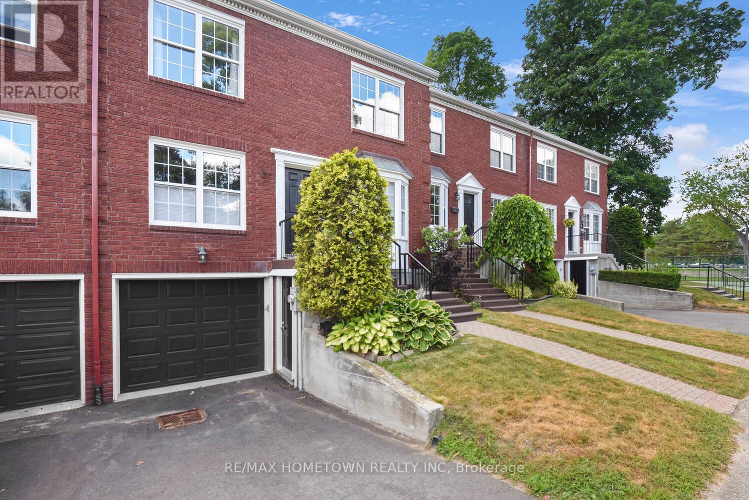 33 Country Club Pl, Brockville, ON K6V 6T6