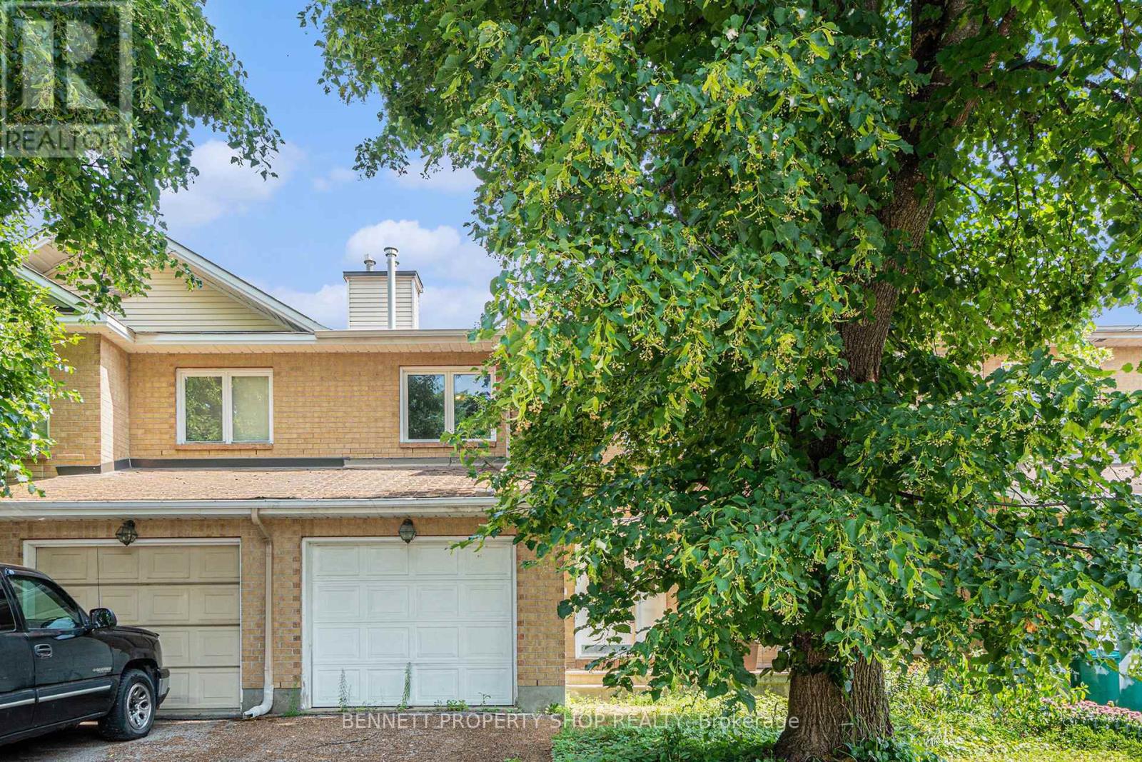 109 Flanders St, Ottawa, ON K2J 3P2