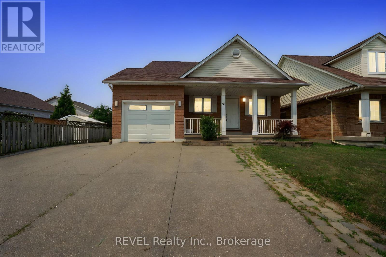 35 Summers Dr, Thorold, ON L2V 4Z9