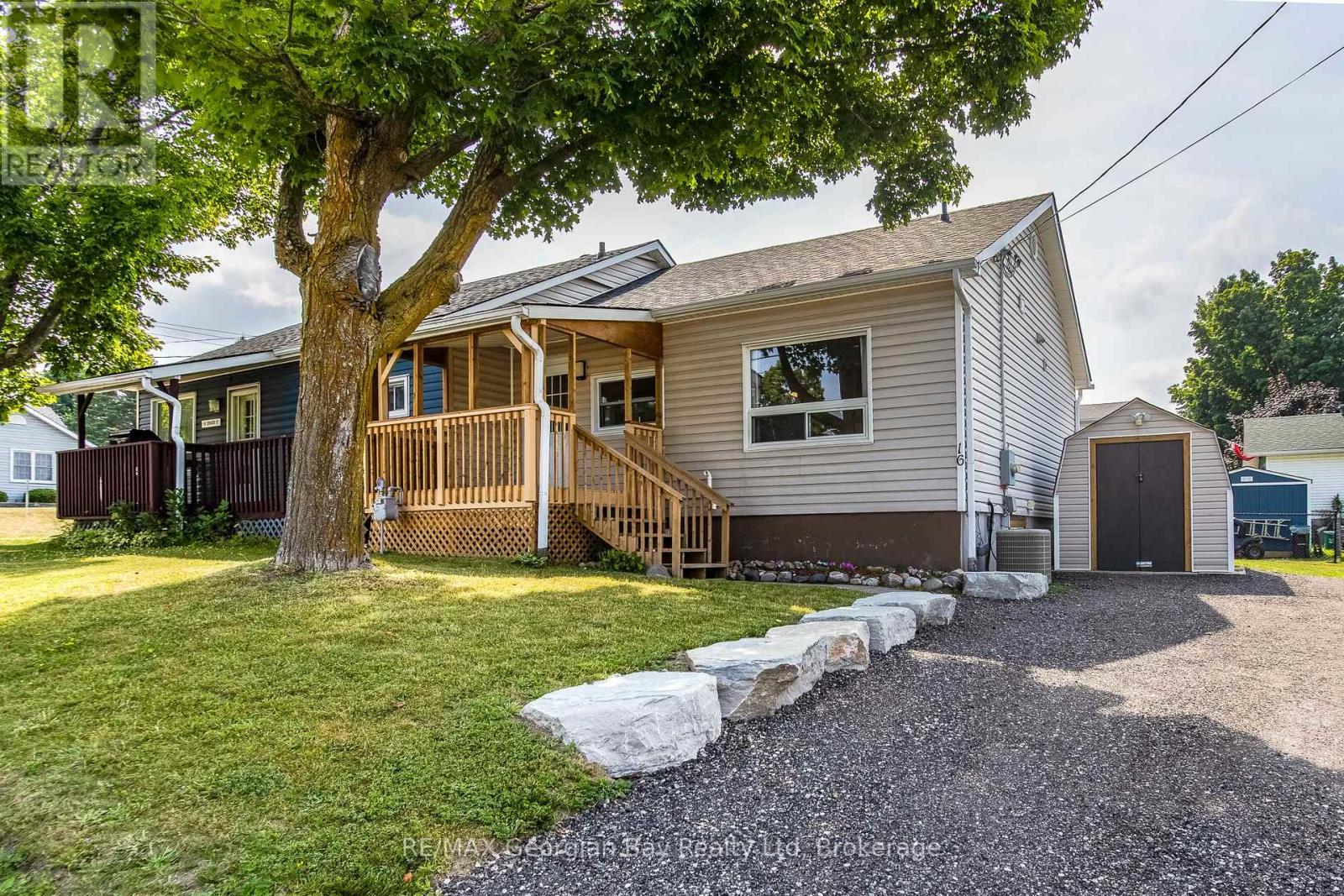 16 Edward St, Penetanguishene, ON L9M 1L1