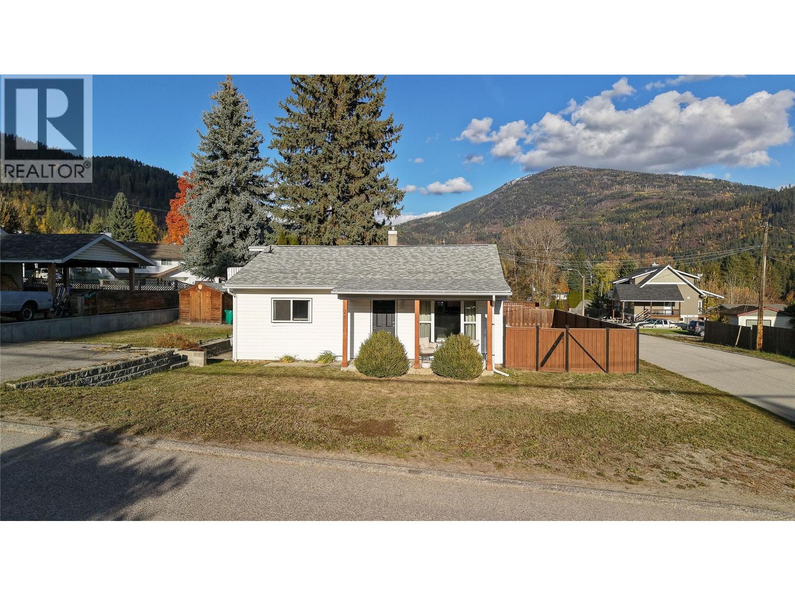 24 Kootenay Ave N, Fruitvale, BC V0G 1L0