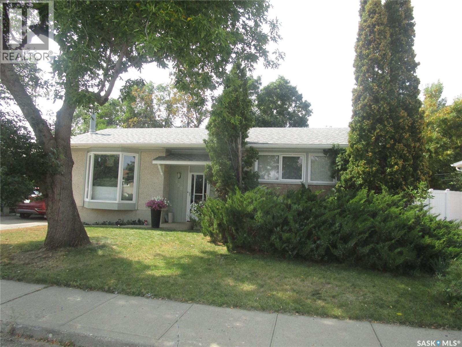 129 Empire Pl, Assiniboia, SK S0H 0B0