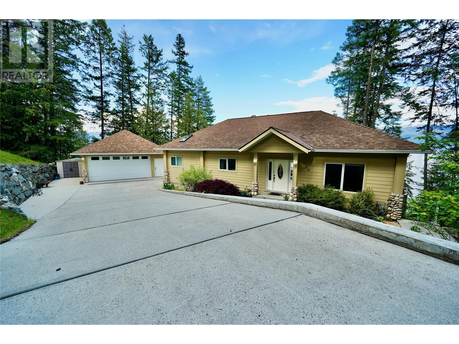 924 Queens Rd, Balfour, BC V0G 1C0