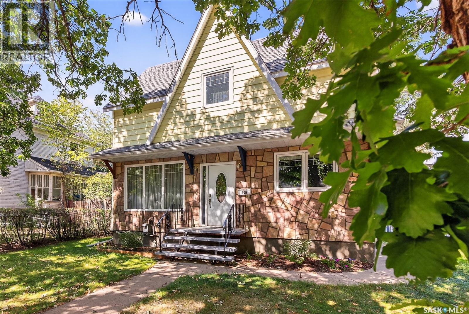 440 Hochelaga St W, Moose Jaw, SK S6H 2G9