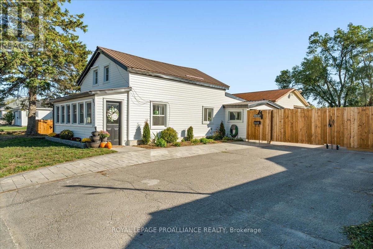 17 Centre St, Belleville, ON K8N 4W4