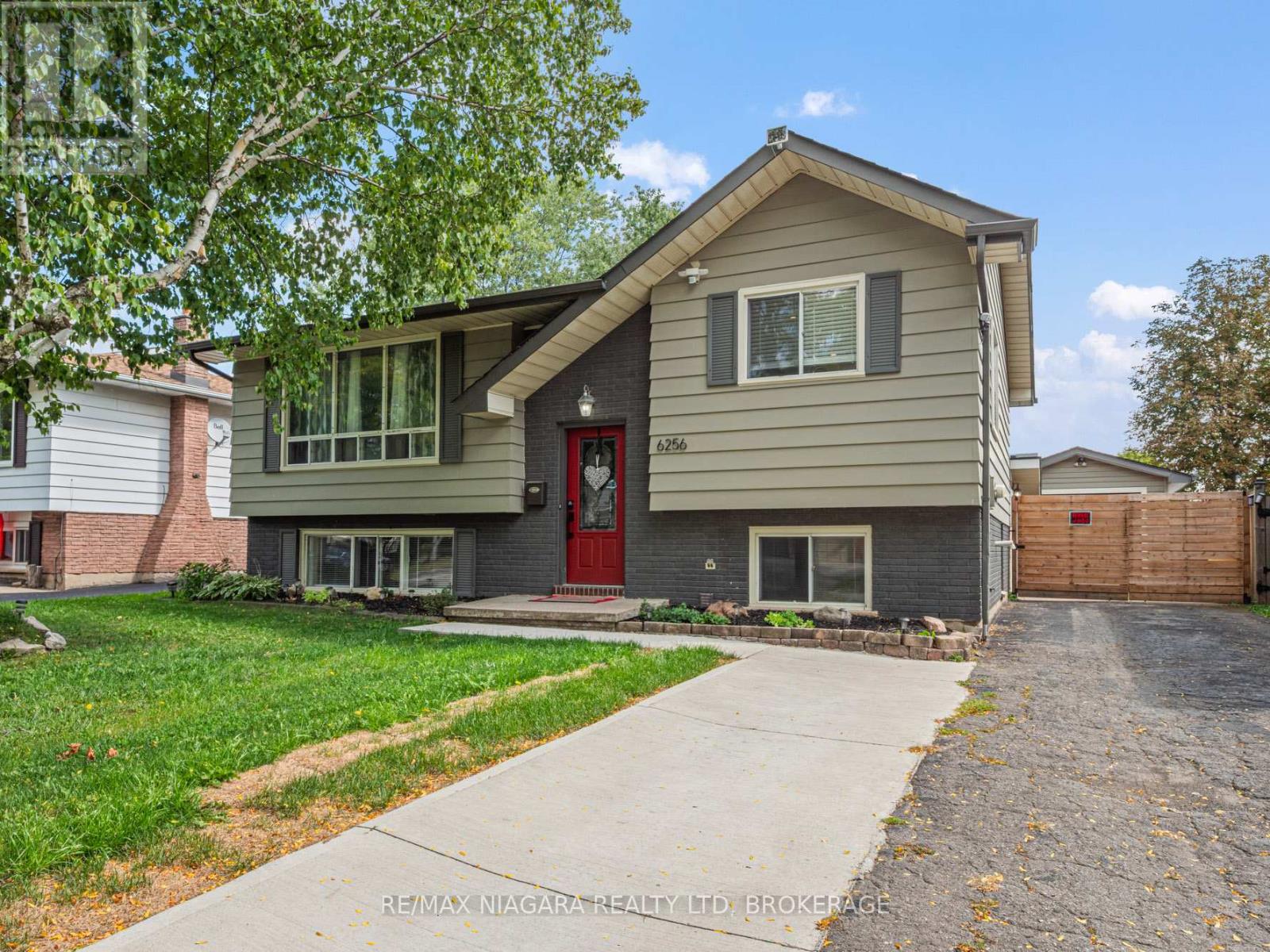 6256 Monterey Ave, Niagara Falls, ON L2H 2A4