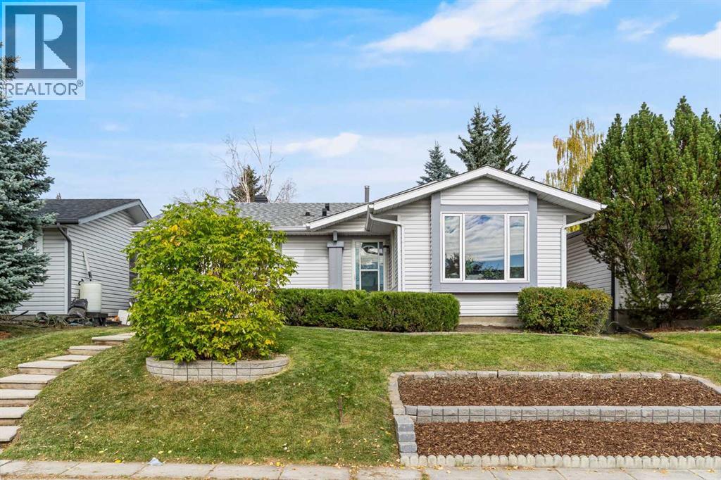 92 Woodford Dr SW, Calgary, AB T2W 4C3