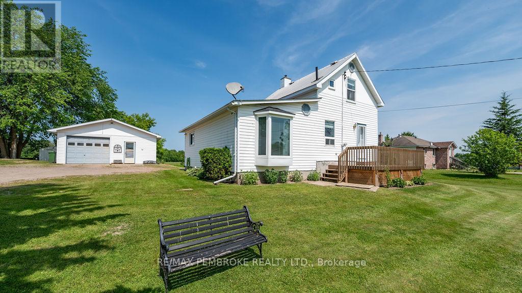 46 Forest Park Rd, Laurentian Valley, ON K8A 6W2