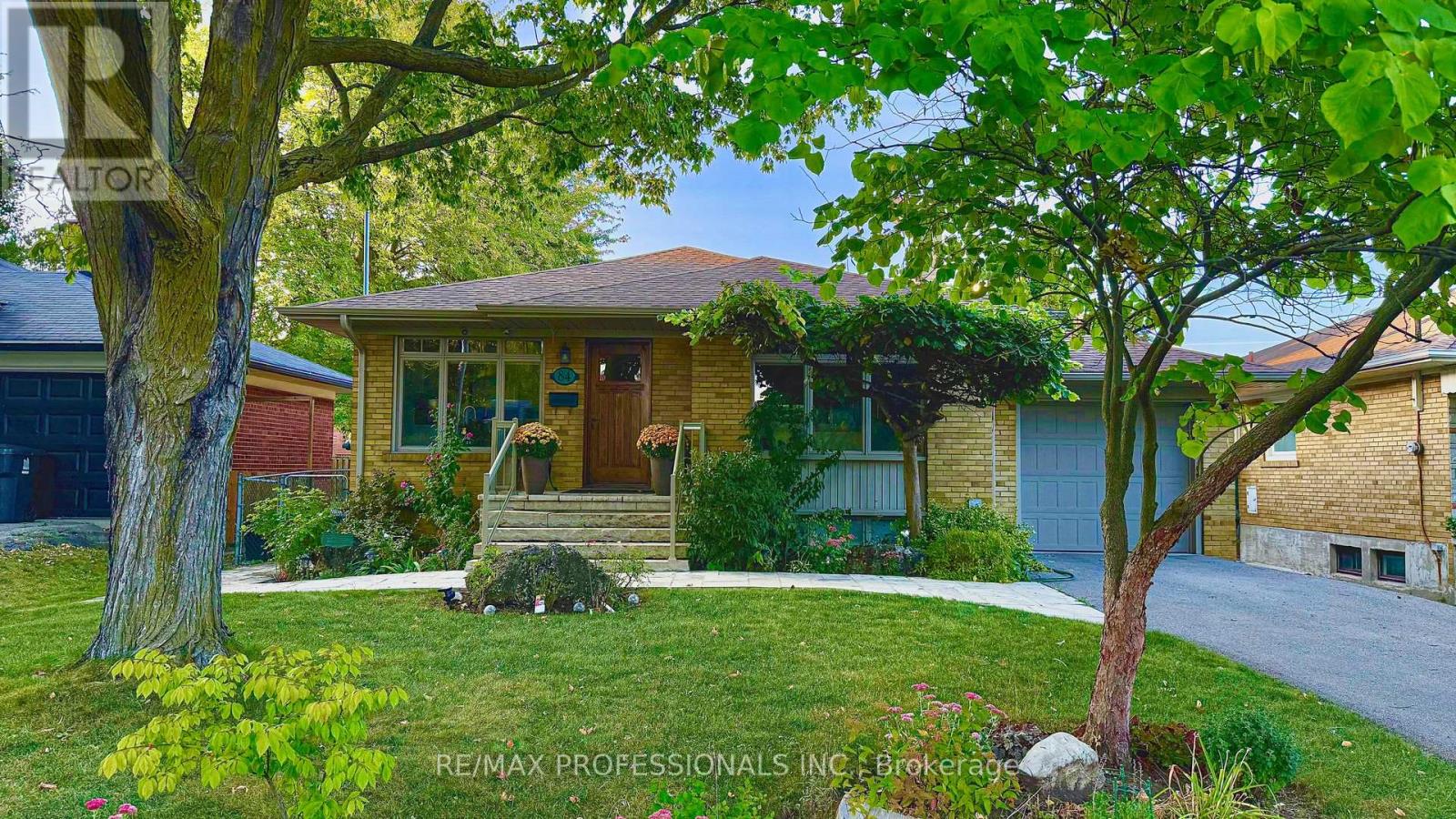 84 N Heights Rd, Toronto, ON M9B 2T8