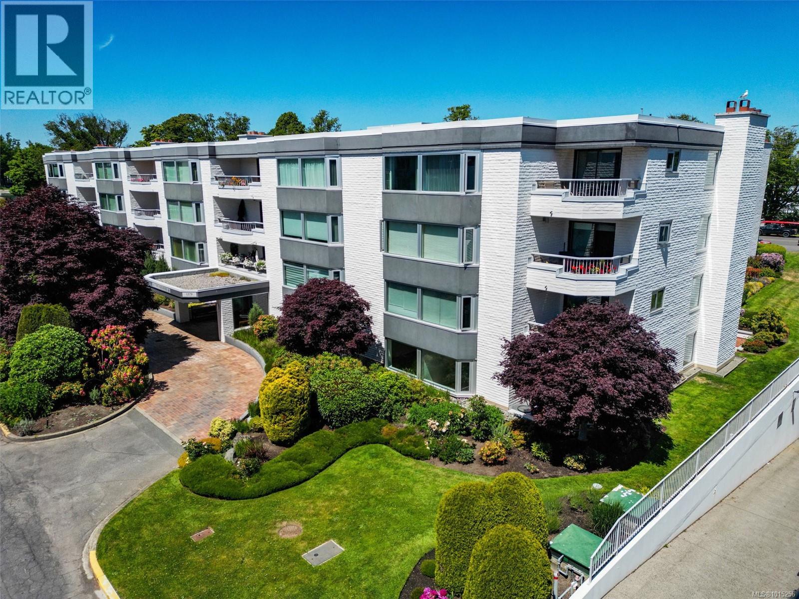 1370 Beach Dr Unit 109 Dr, Oak Bay, BC V8S 2N6