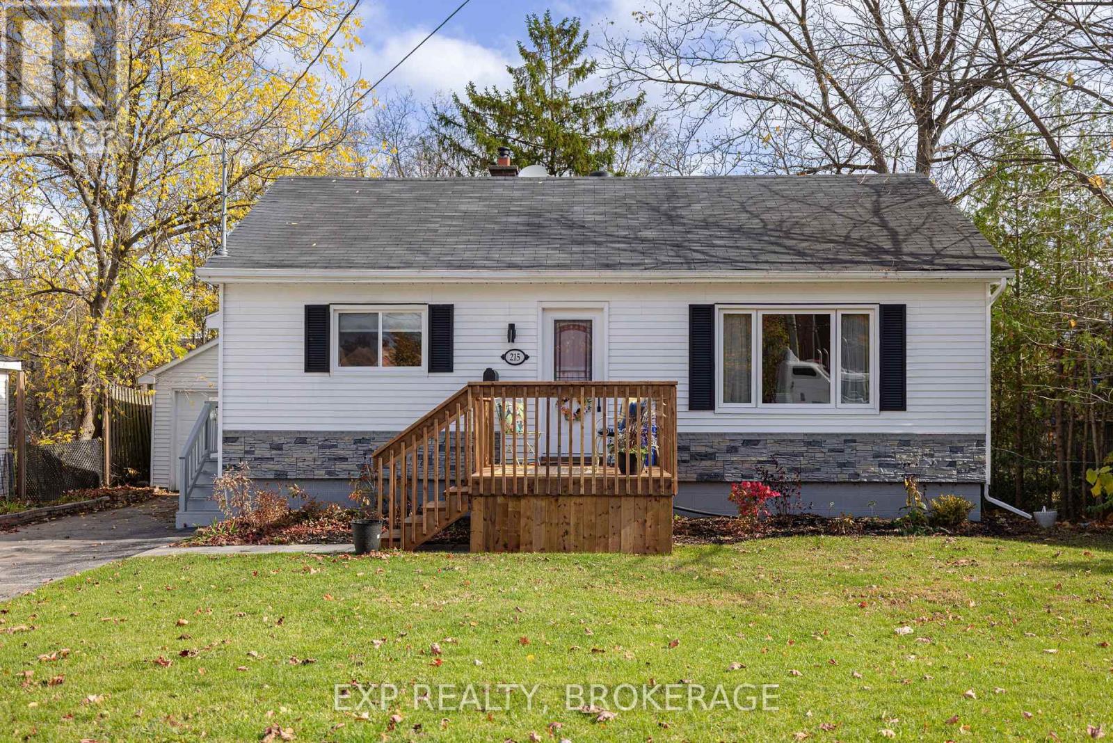 215 Victoria Ave, Gananoque, ON K7G 2S3
