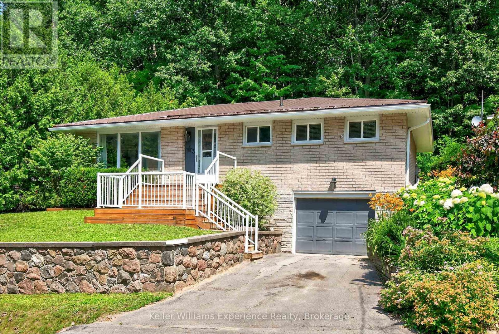 3 Keefe St, Penetanguishene, ON L9M 1B4