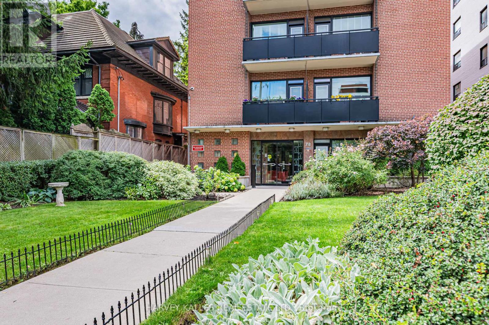706 78 Warren Rd, Toronto, ON M4V 2R6