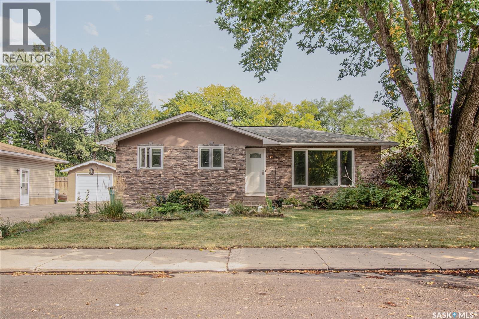 61 Sparling Cres, Saskatoon, SK S7H 3M1