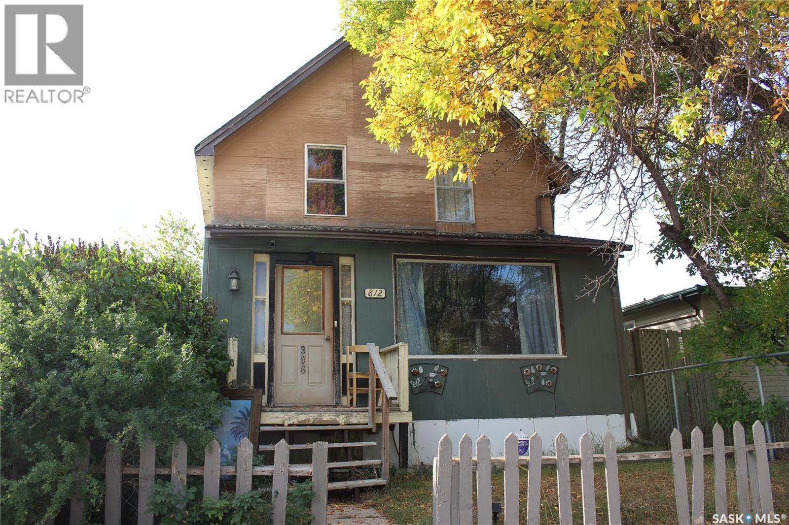 812 Cartier Ave, Moose Jaw, SK S6H 1M1