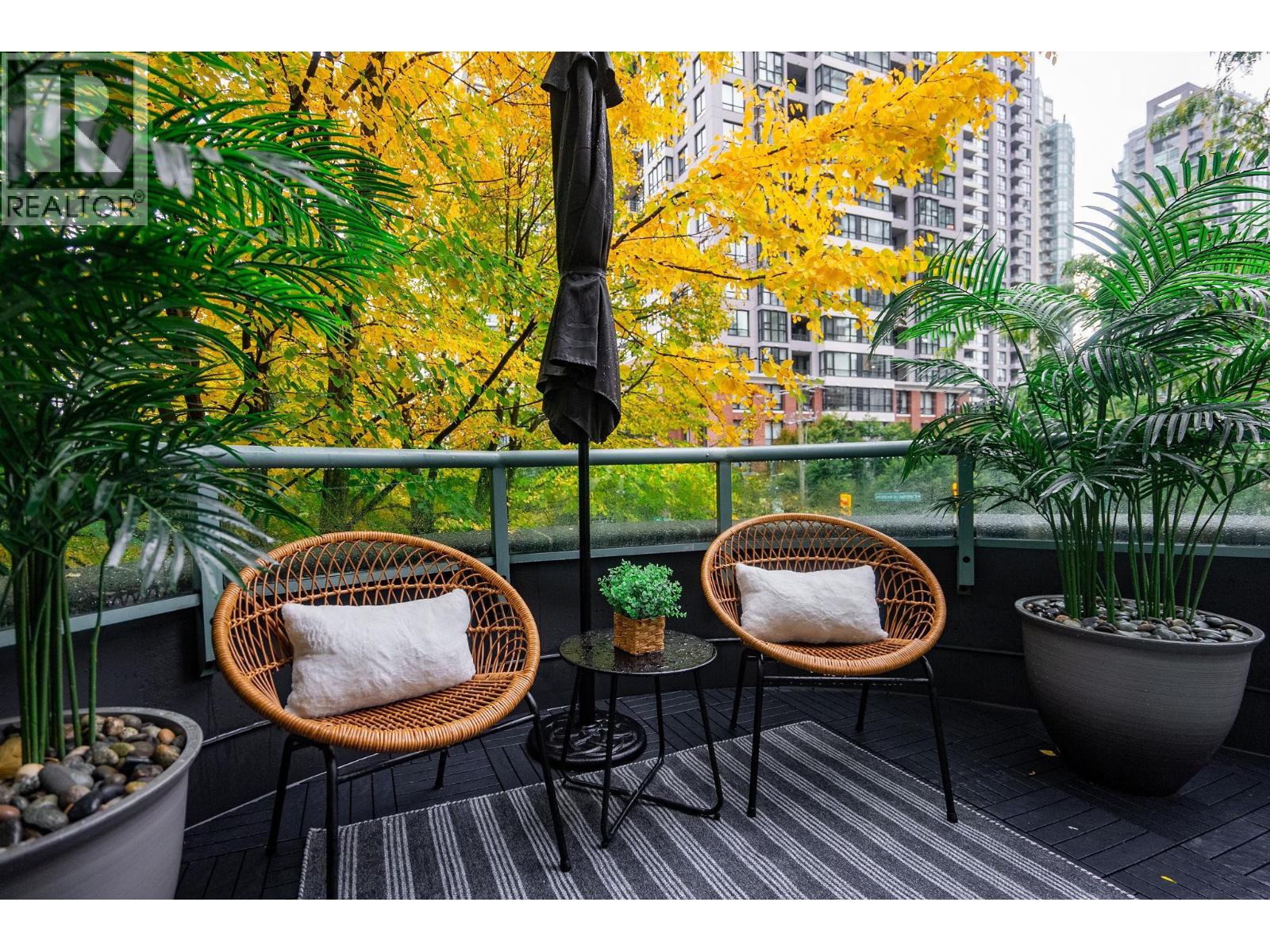 898 Hamilton St, Vancouver, BC V6B 5W4