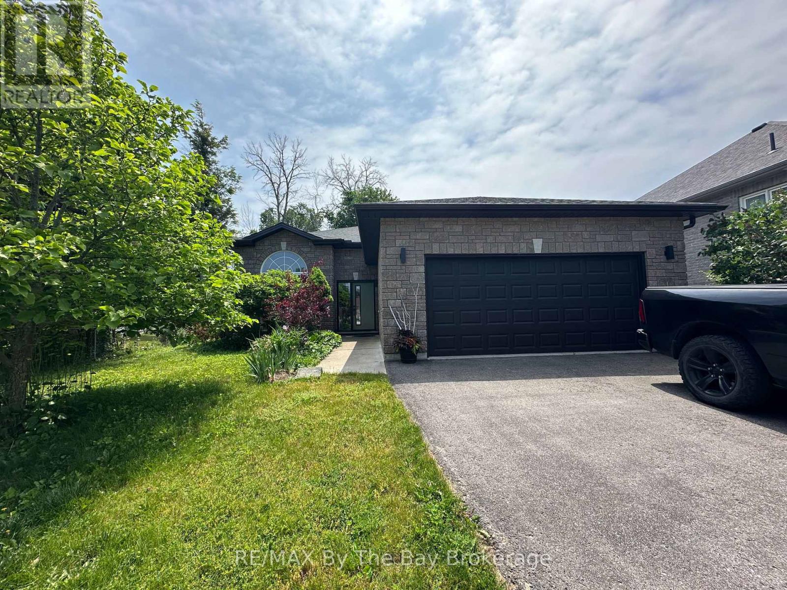 4 Woodside Ct, Wasaga Beach, ON L9Z 1H6