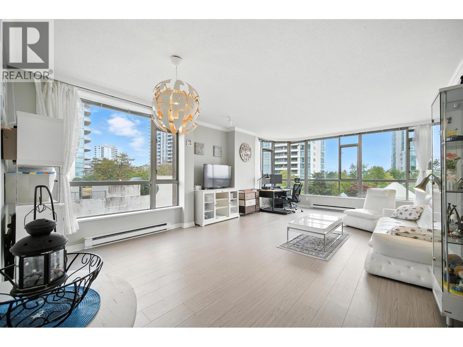 5967 Wilson Avenue Unit 400, Burnaby, BC V5H 4N9