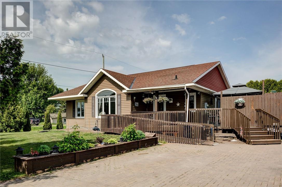 18 Jessup St, Cache Bay, ON P0H 1G0