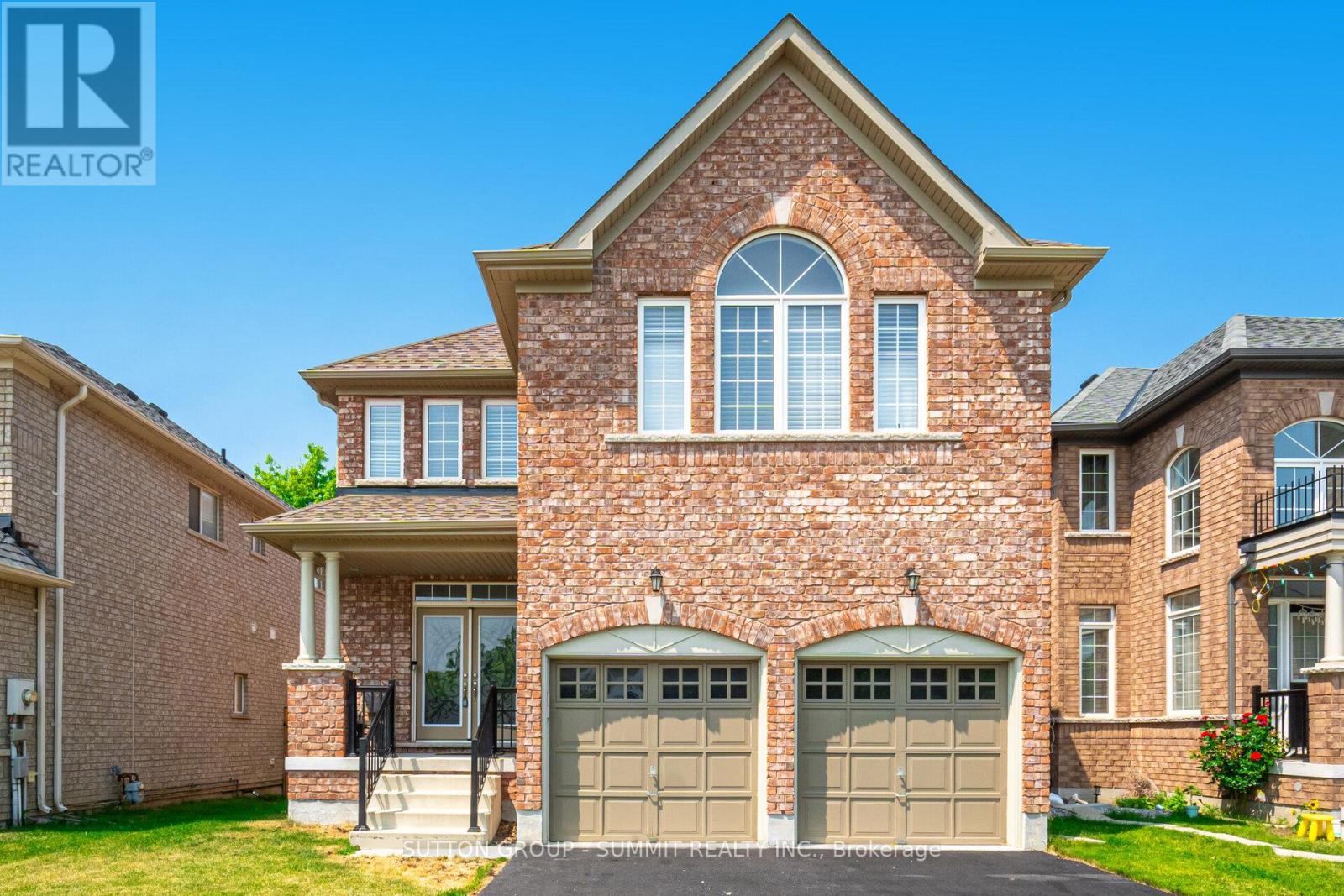 16 Westminster Cir, Barrie, ON L4M 0A3
