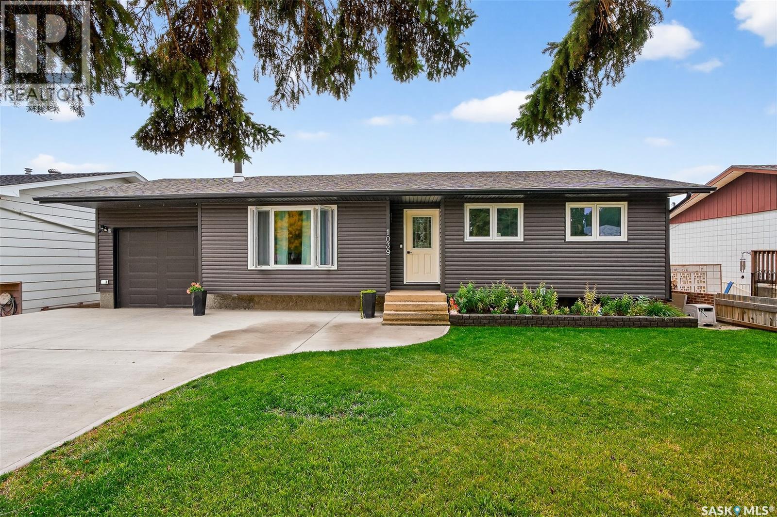 1039 Hochelaga St W, Moose Jaw, SK S6H 2J1