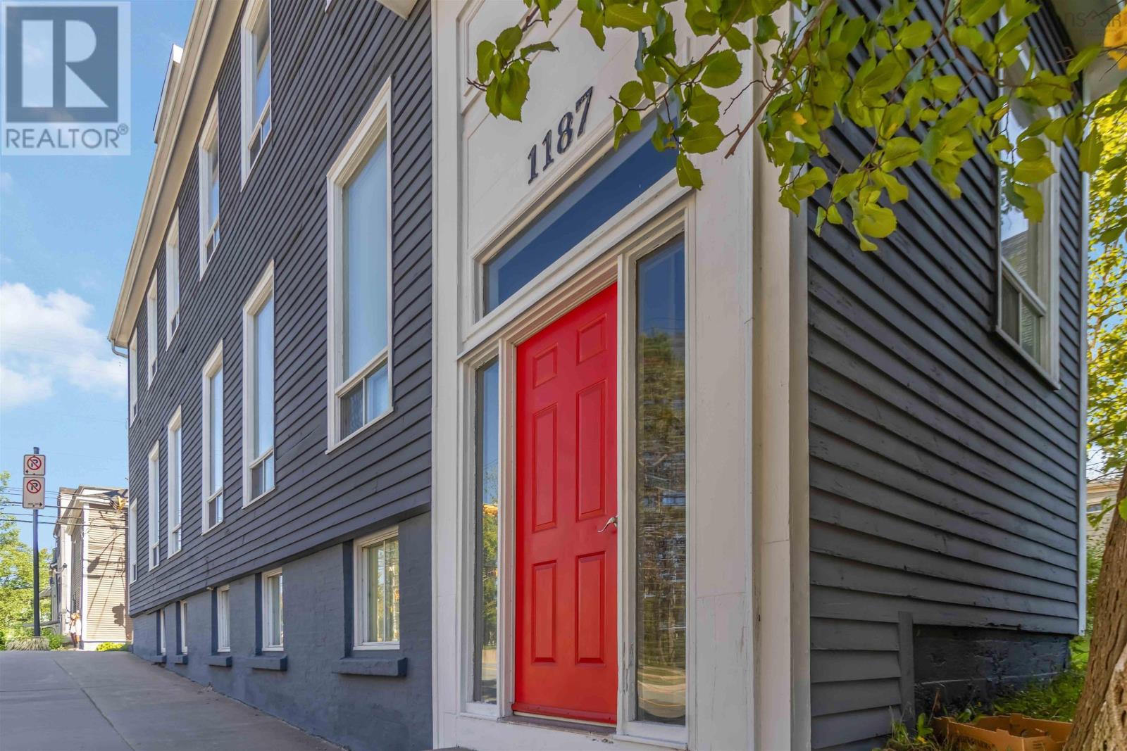1187 Queen St #2 St, Halifax, NS B3H 2S4