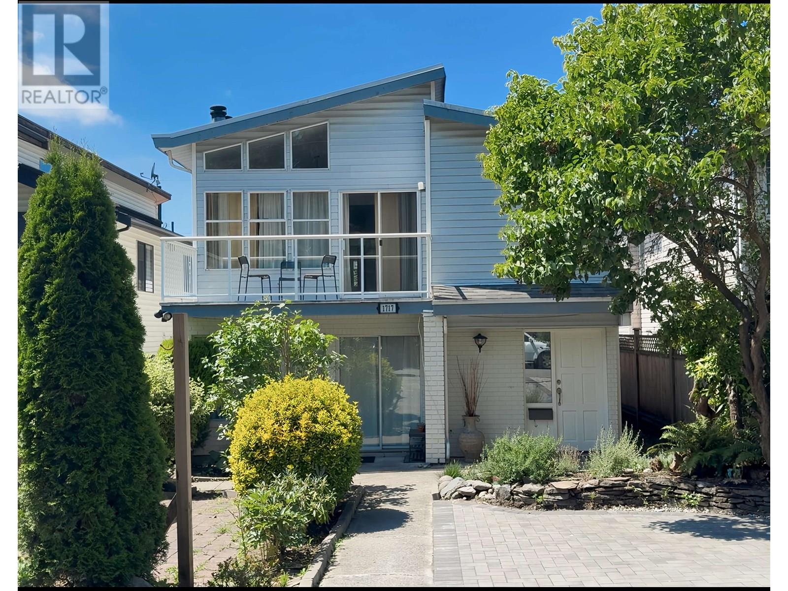 1717 Tatlow Ave, North Vancouver, BC V7P 3A1