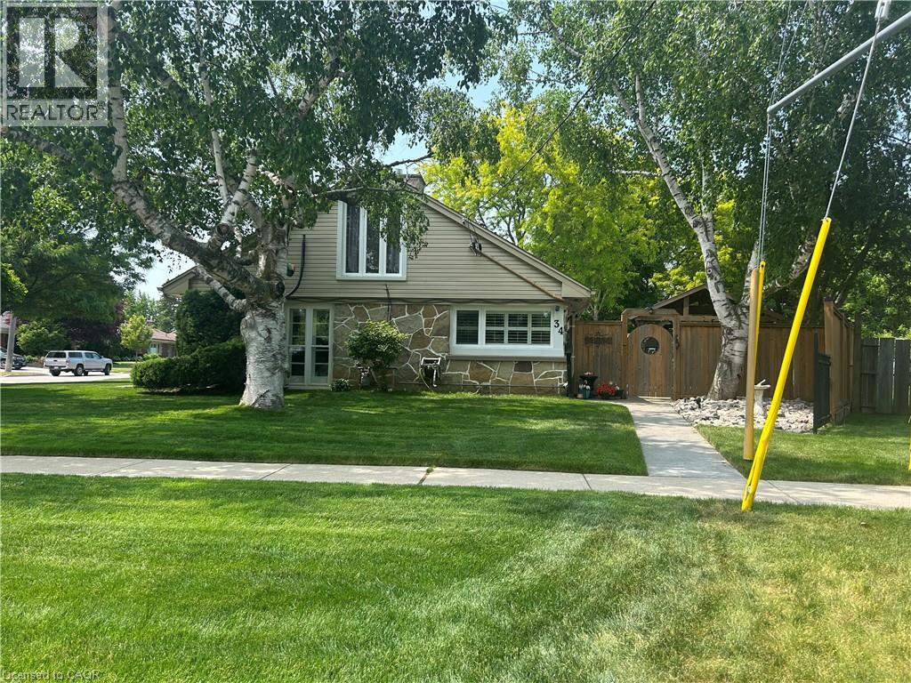 34 Queensway Dr, Brantford, ON N3R 4W5