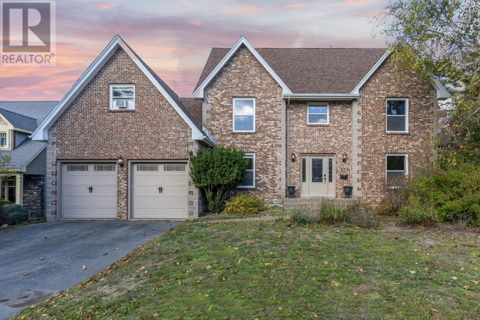 173 Cresthaven Dr, Halifax, NS B3M 4S4