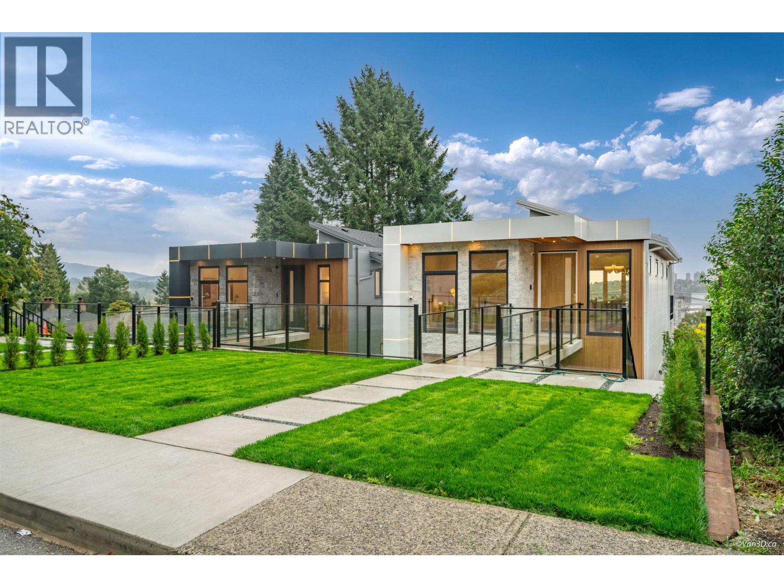 971 Adderley St, North Vancouver, BC V7L 1T2
