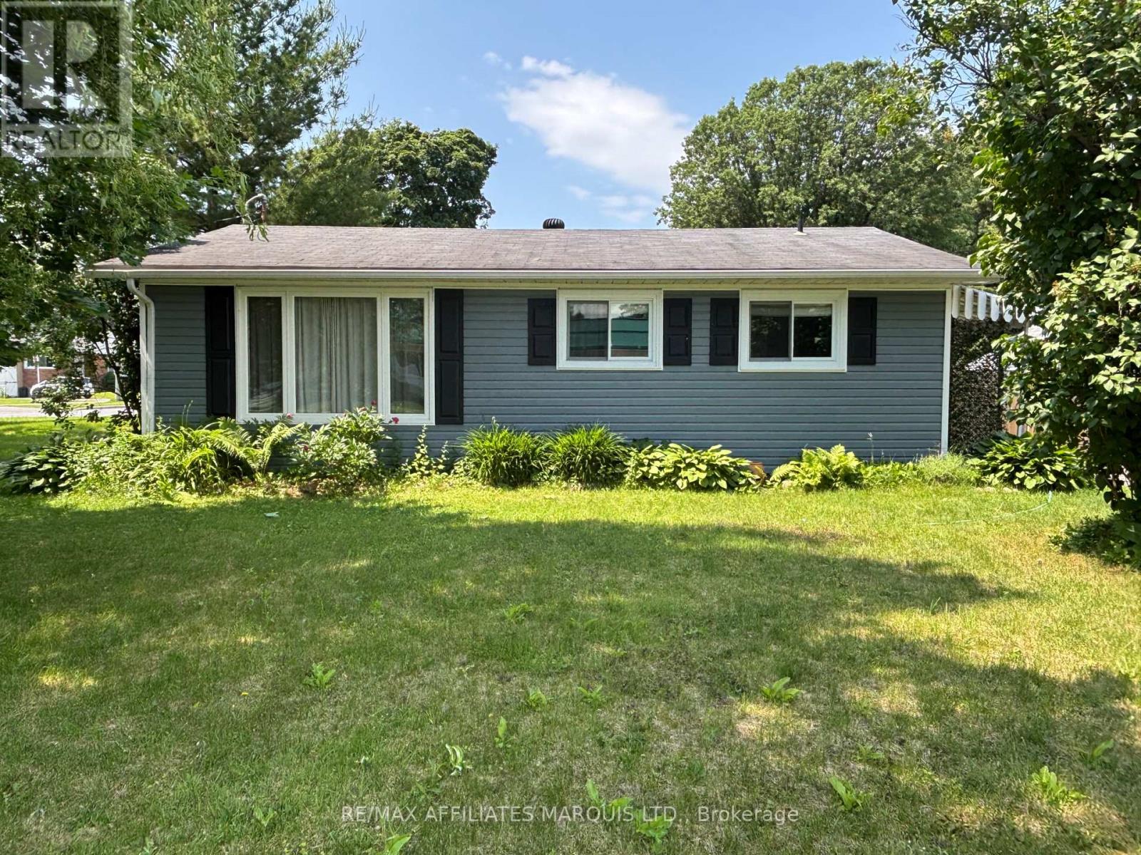 1005 Osborne Ave, Cornwall, ON K6J 1K8