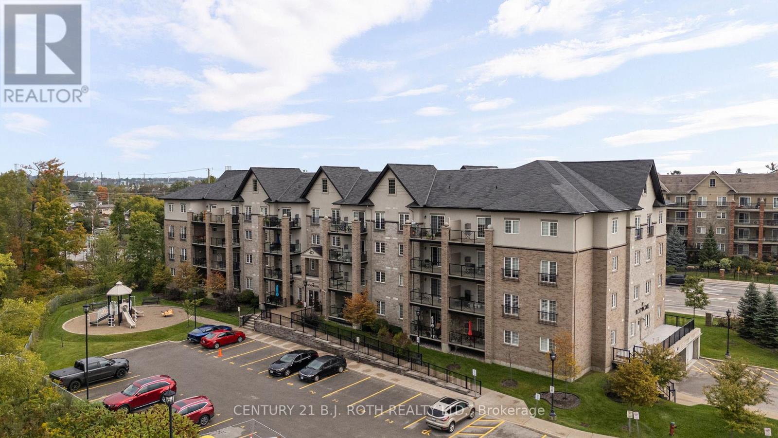 204 40 Ferndale Dr S, Barrie, ON L4N 2L3