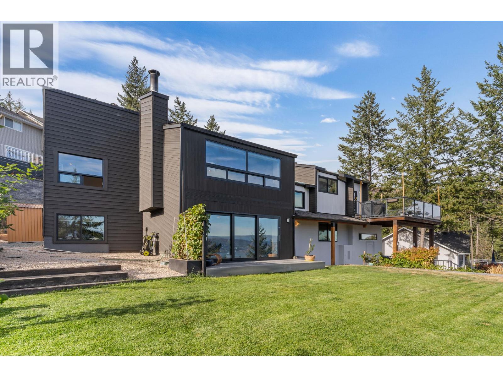 1632 Griffiths Pl, West Kelowna, BC V1Z 2T7