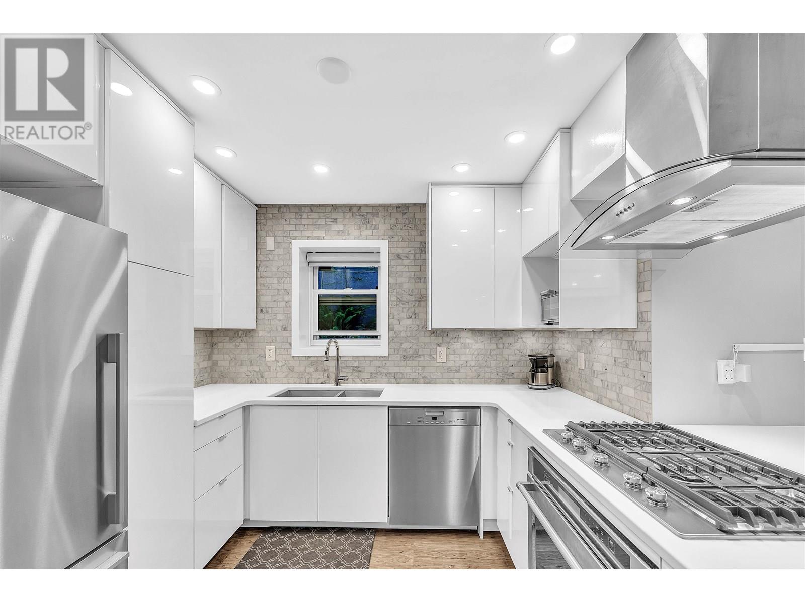 2433 W 6th Ave, Vancouver, BC V6K 1W2
