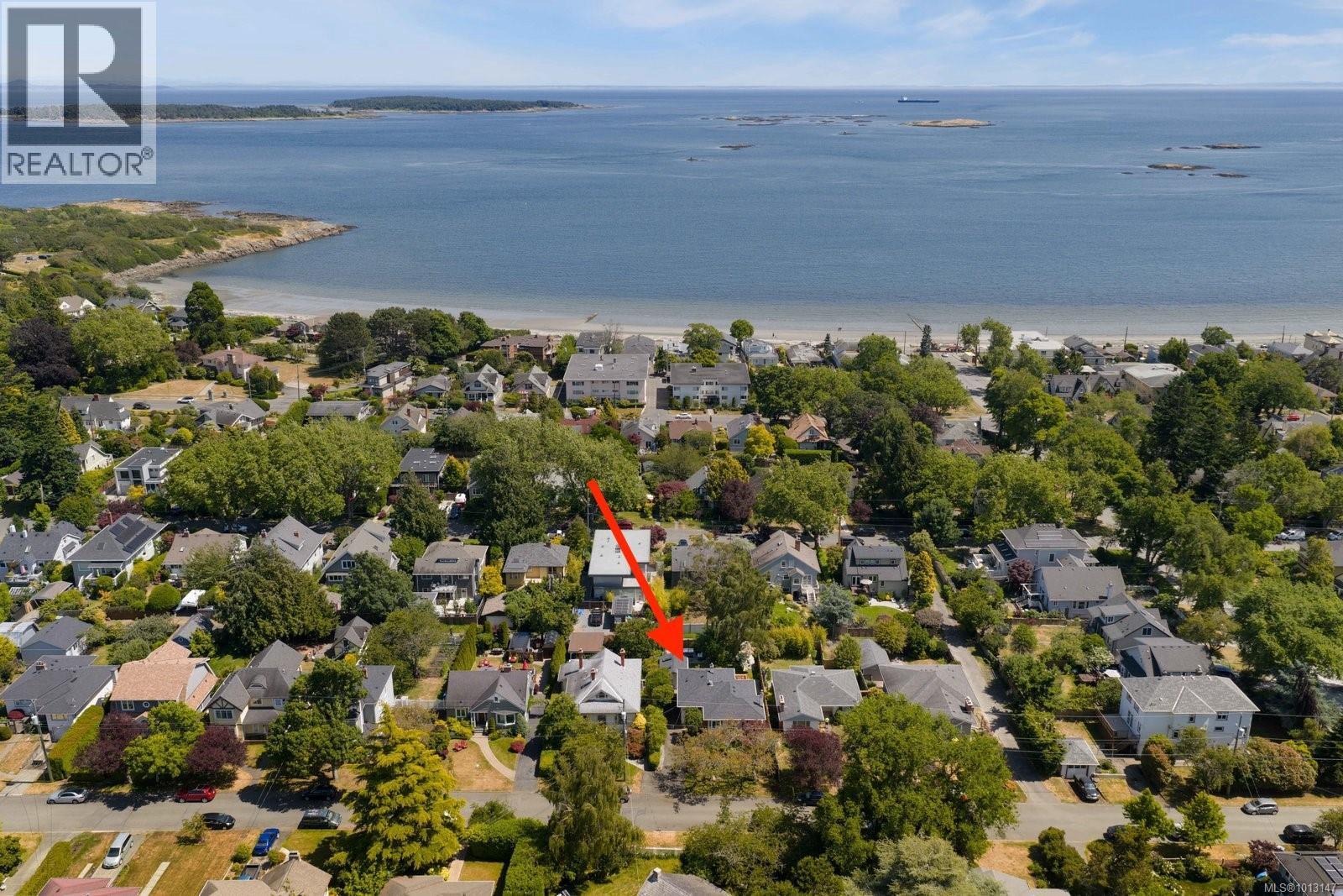 2571 Heron St, Oak Bay, BC V8R 5Z9