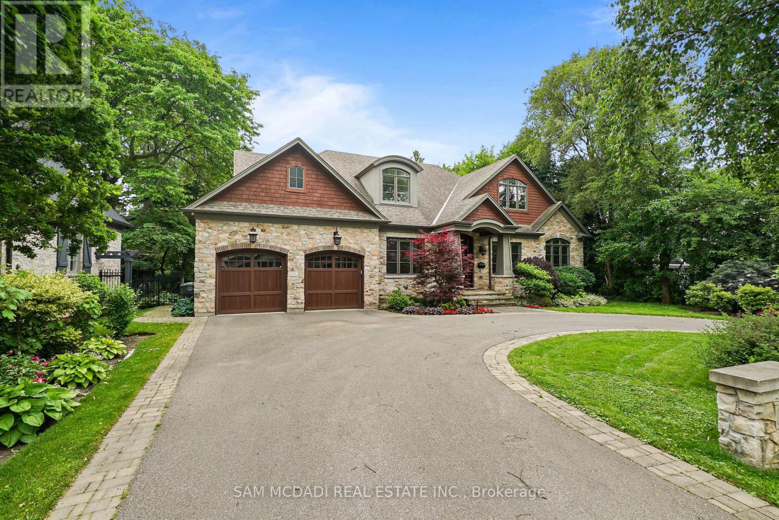 190 Maplewood Rd, Mississauga, ON L5G 2M6