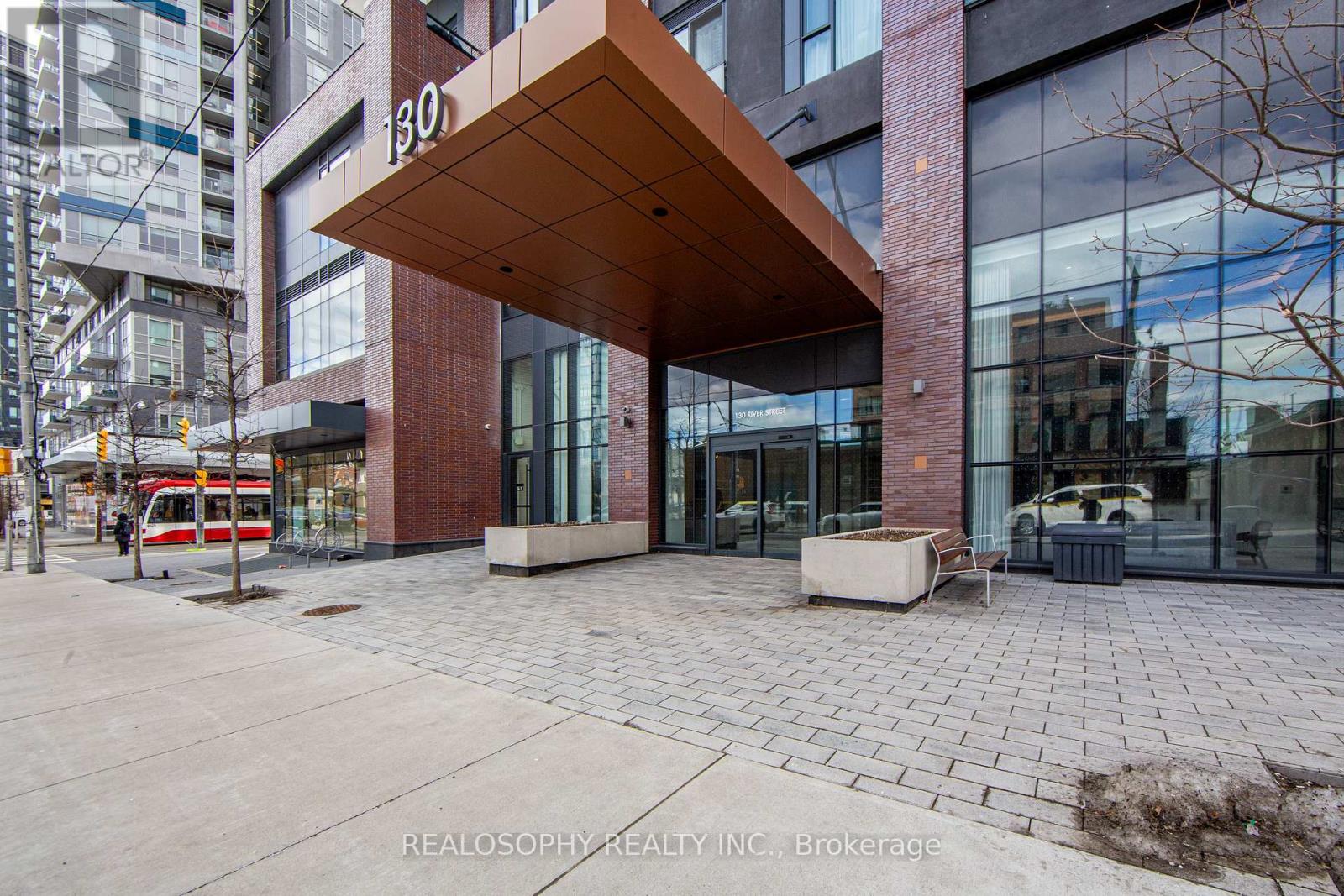 1905 130 River St, Toronto, ON M5A 0R8