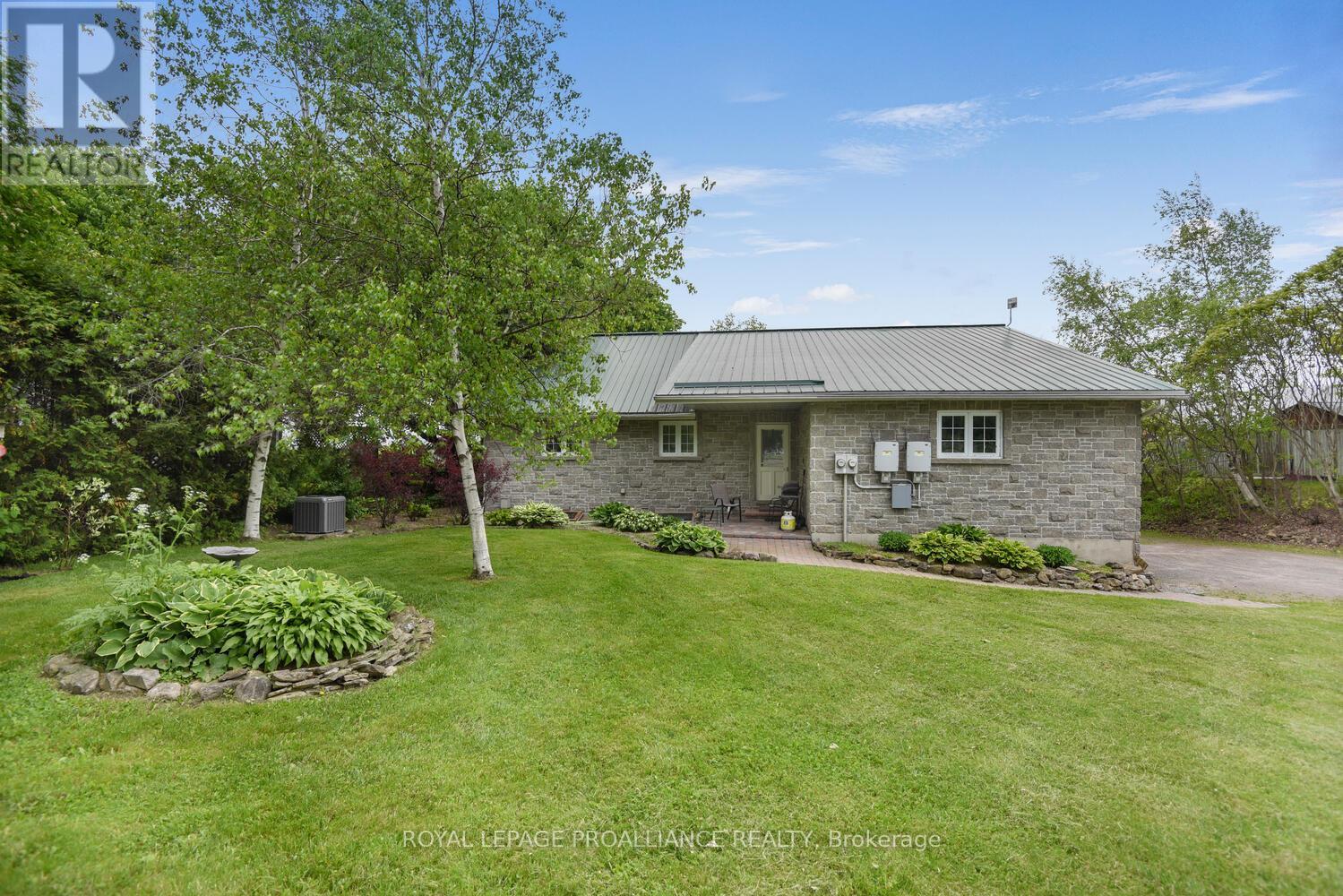 2111 County Road 2 Rd E, Edwardsburgh/Cardinal, ON K0E 1T1