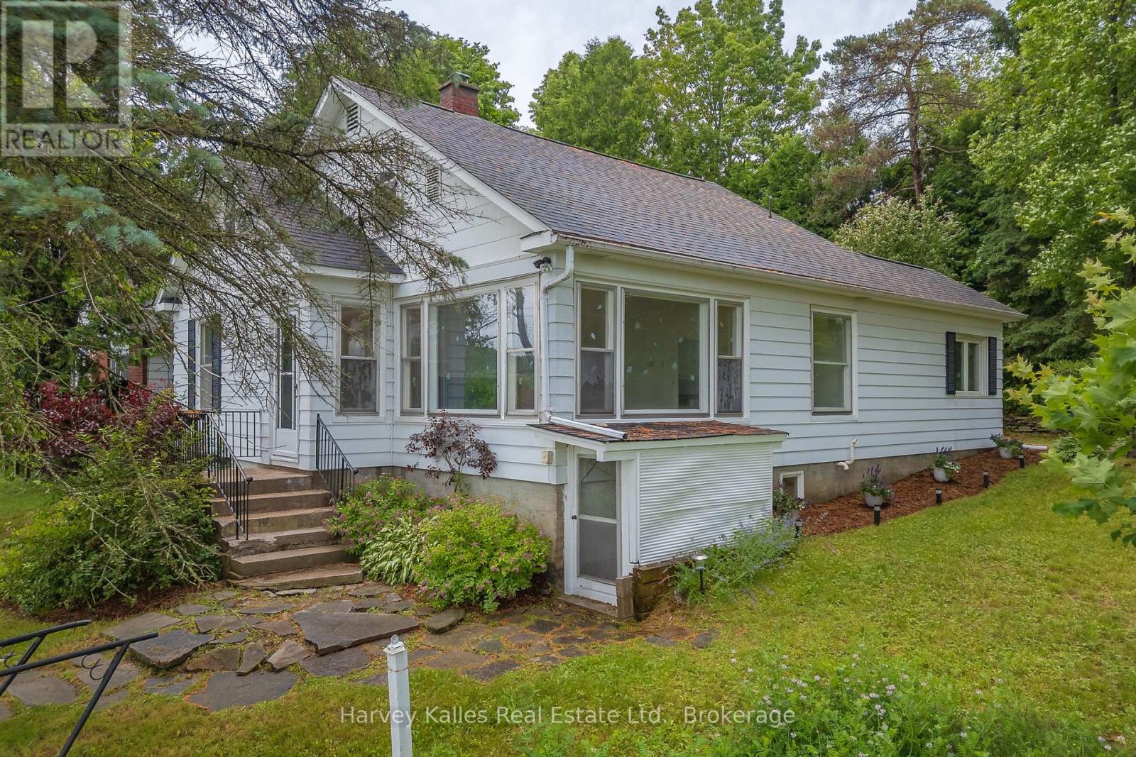 16 Manominee St, Huntsville, ON P1H 1H2