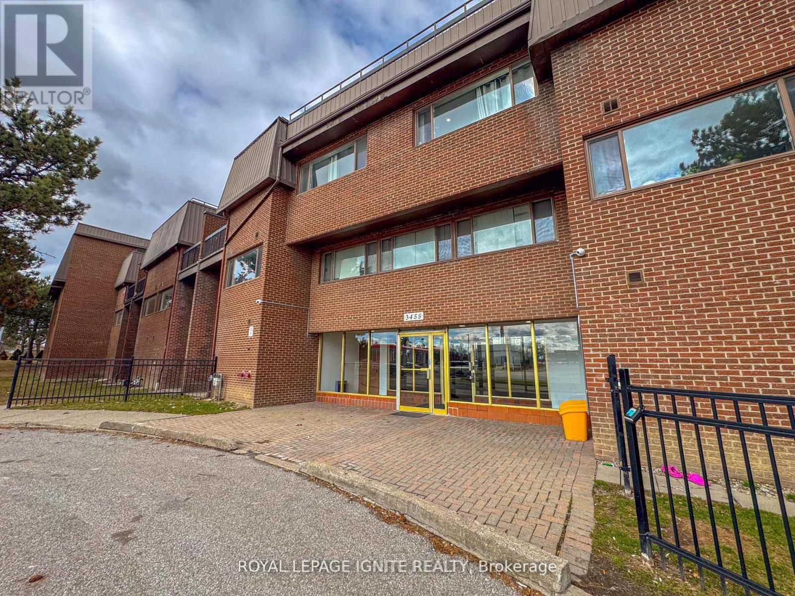 208 3455 Morning Star Dr, Mississauga, ON L4T 3T9