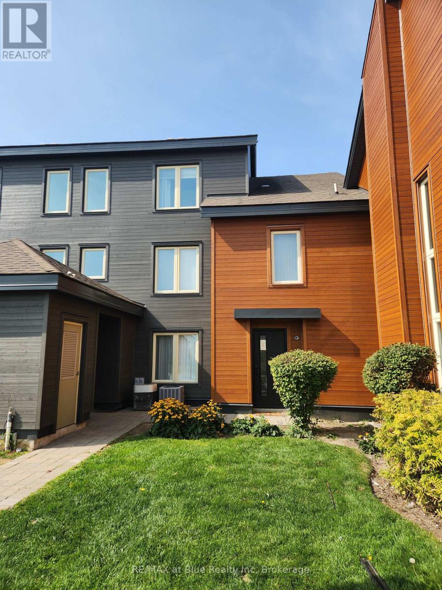 112 110 Fairway Ct, The Blue Mountains, ON L9Y 3Z2