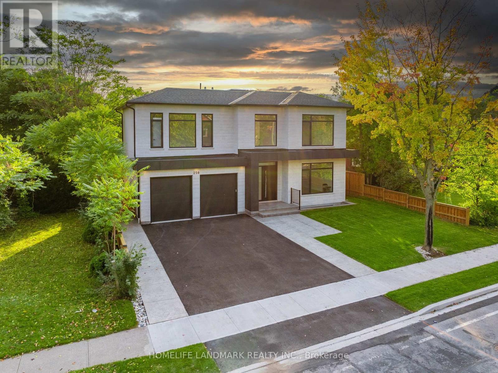 250 Jones St, Oakville, ON L6L 3G4