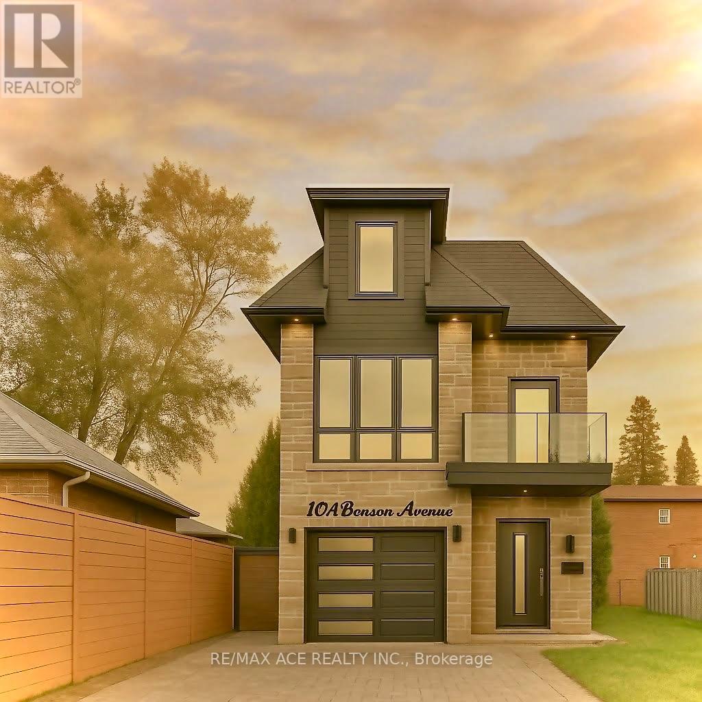 10 Benson Ave, Mississauga, ON L5H 2P2