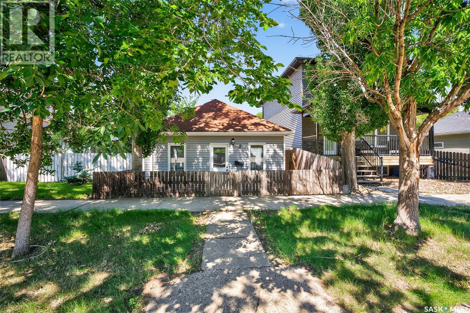 62 Iroquois St E, Moose Jaw, SK S6H 4S8